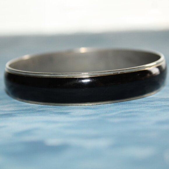 Vintage Unmarked Black Silver Tone Bangle Bracelet 1/2 in Wide 9in Length - Picture 2 of 4